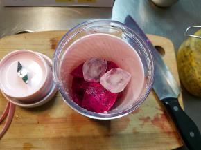 把切好的火龙果果肉放入杯内，在加入少许冰块。