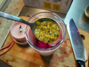 再加入5勺糖渍百香果提味。