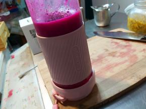 捏紧盖子，启动开关后倒扣搅打。