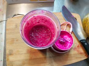 最后打开盖子，倒入杯子，鲜榨火龙果果汁就完成了。