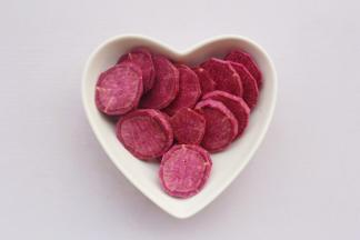 紫薯去皮切片。