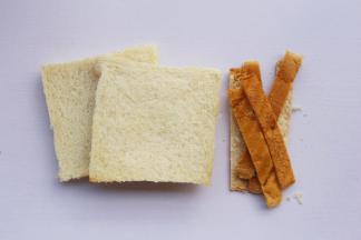 吐司切除四边。