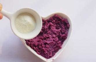 加入澳优能立多G4奶粉拌匀。