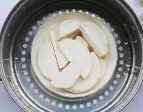 香芋切块蒸熟。