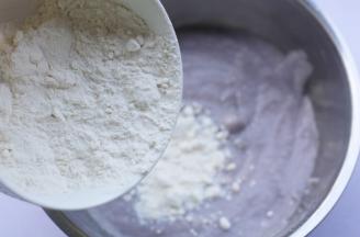 加入面粉。