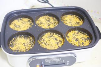 多功能锅刷一层油，撒上面包糠。