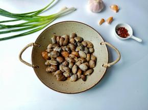 买的新鲜花蛤在家最好再养上半天，让泥沙吐的更加彻底。