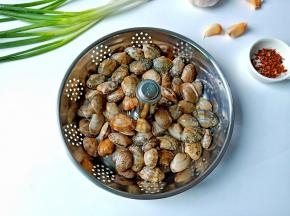 先将花蛤平铺升降盘里。