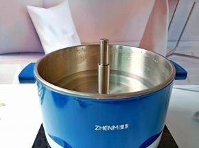 臻米锅里加适量的清水，插上电源选择营养蒸，让升降杆在最上面。