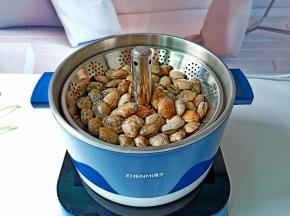 将升降盘放入锅里。