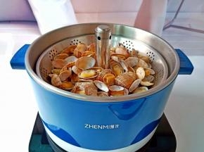 透过盖子看见花蛤都打开就可以拿出来了。