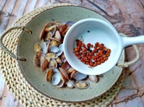 把花蛤放入碗里，加上花椒粒。