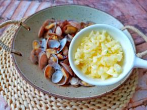 撒上适量的蒜泥。