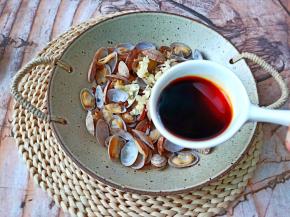 加半勺盐与2勺生抽调味。