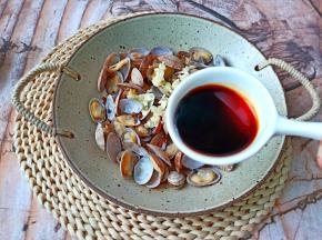 加半勺盐与2勺生抽调味。