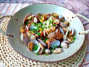 淋上热油，听见油与蒜泥发出滋啦滋啦声，香味扑鼻！