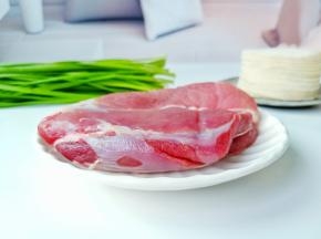 准备新鲜的猪肉，剔除猪肉的筋膜以免影响饺子的口感。饺子皮买的是现成的。
