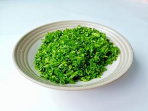 洗好的韭菜要控水再剁碎，切碎的韭菜先放油拌匀，这叫“油封”，可以避韭菜直接接触盐分而析出过多水分。