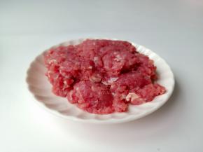 将猪肉剁成馅，剁的久一点、可以增加肉的嚼劲。