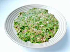 筷子顺着一个方向搅拌上劲。