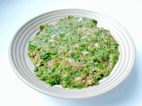 筷子顺着一个方向搅拌上劲。