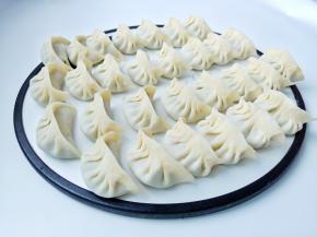 将饺子皮放在手心，饺子皮的边缘抹一圈水，加上馅包好【主要是为了让包好的饺子粘合的更紧密，避免煮的时候饺子进水】