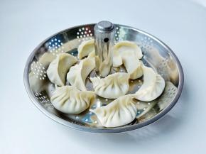 饺子依次码到升降盘里。