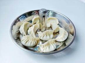 饺子依次码到升降盘里。