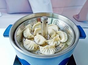 臻米升降锅插上电源，选择“营养蒸“功能，锅里加适量的清水，把升降盘放上去。