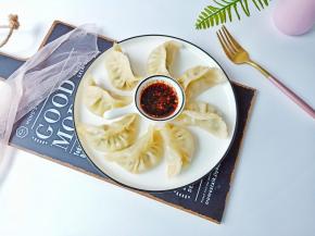 蘸着生抽、辣椒酱、米醋调的汁，一口一个不过瘾！