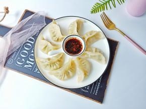 蘸着生抽、辣椒酱、米醋调的汁，一口一个不过瘾！