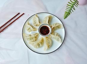 吃一个饺子汁水四溢满口香！