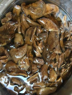 山蘑先反复冲洗几遍，把表面的泥沙冲洗掉，再搓洗干净，以免把泥沙泡进山蘑组织内。