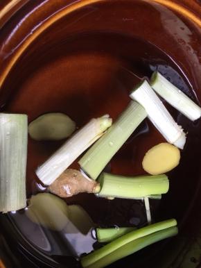 汤宝中加入泡山蘑的水，放花雕酒、葱段、姜片。