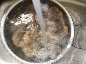 再用温水冲洗掉浮沫，控水。