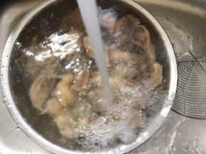 再用温水冲洗掉浮沫，控水。