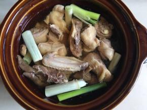 最后放入鸡块，加盐，慢炖四小时。