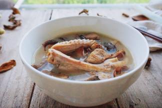 汤鲜肉嫩，味道极其鲜美的小鸡炖山蘑，家人都非常喜爱它浓醇的香气。