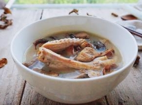 汤鲜肉嫩，味道极其鲜美的小鸡炖山蘑，家人都非常喜爱它浓醇的香气。