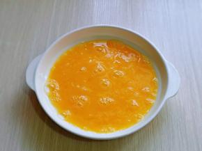 首先将鸡蛋磕入深盘中，用筷子打散。