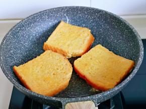 平底锅中刷少许油，放入裹好蛋液的吐司片。