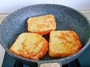 小火煎至两面金黄即可。