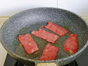 再把培根煎一下。