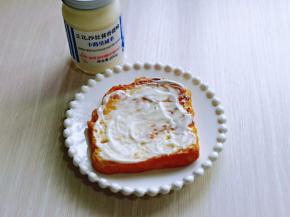 取一片吐司，涂抹上沙拉酱。