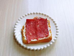 放上煎好的培根片。