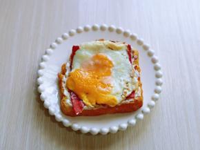 最后放上一个煎蛋，也可以不放，这是我家宝贝要求哈～再盖上一片吐司就可以啦！