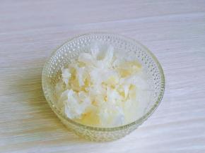 泡发的银耳去根，撕成小朵。(银耳必须经过足够的浸泡，才能恢复到它最优的口感呦）