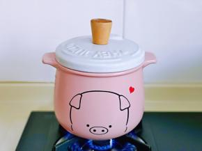 盖上盖子，大火烧开，转小火慢熬。