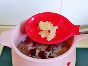 熬出胶后，加入冰糖，再继续熬10分钟，关火前2分钟，加入枸杞即可关火。