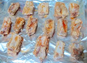 烤箱175度预热10分钟。  同时，将腌好的排骨排入垫好锡纸的烤盘中。